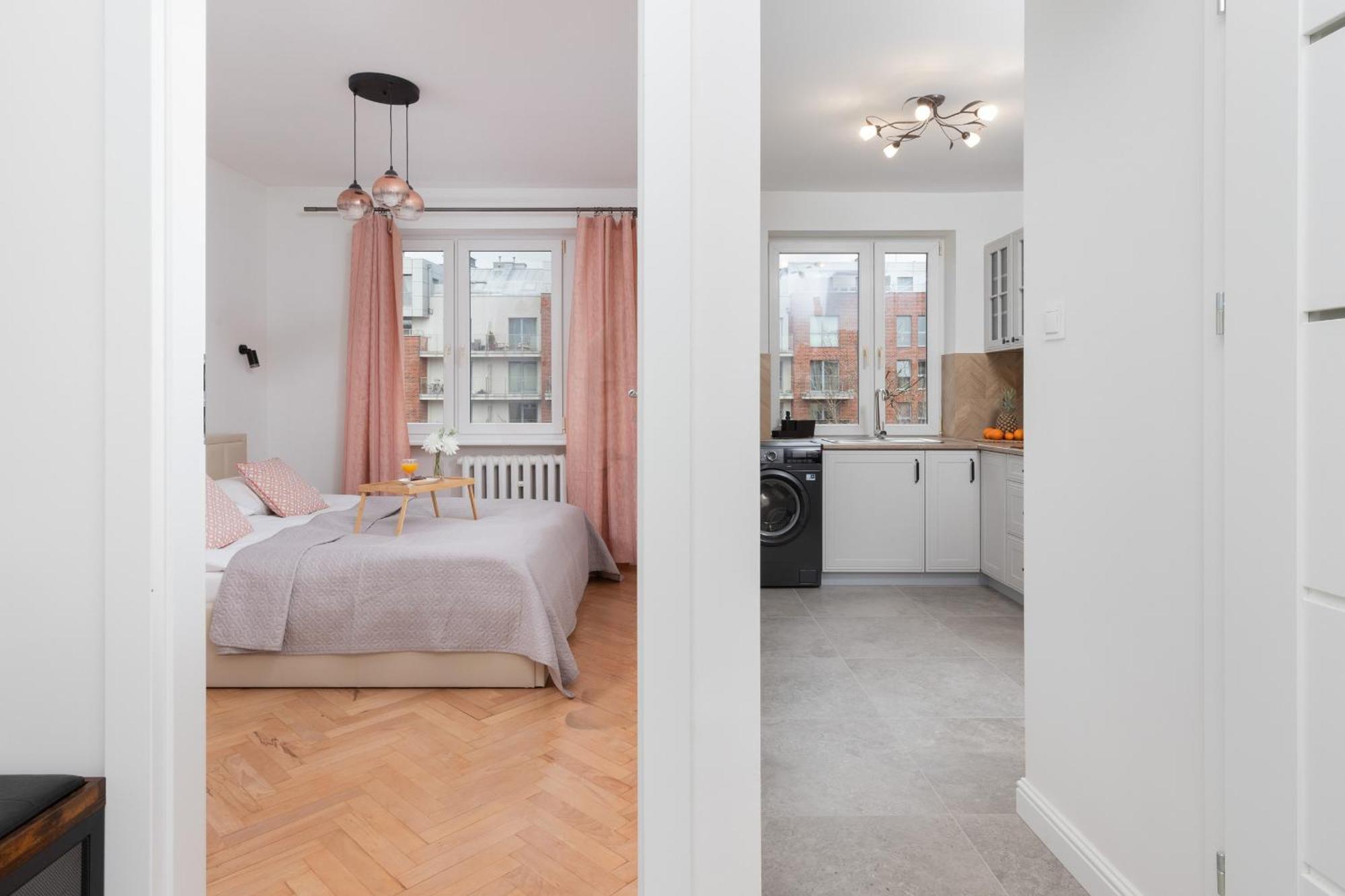 Apartment Stylish & Comfortable With Balcony In Central By Renters *