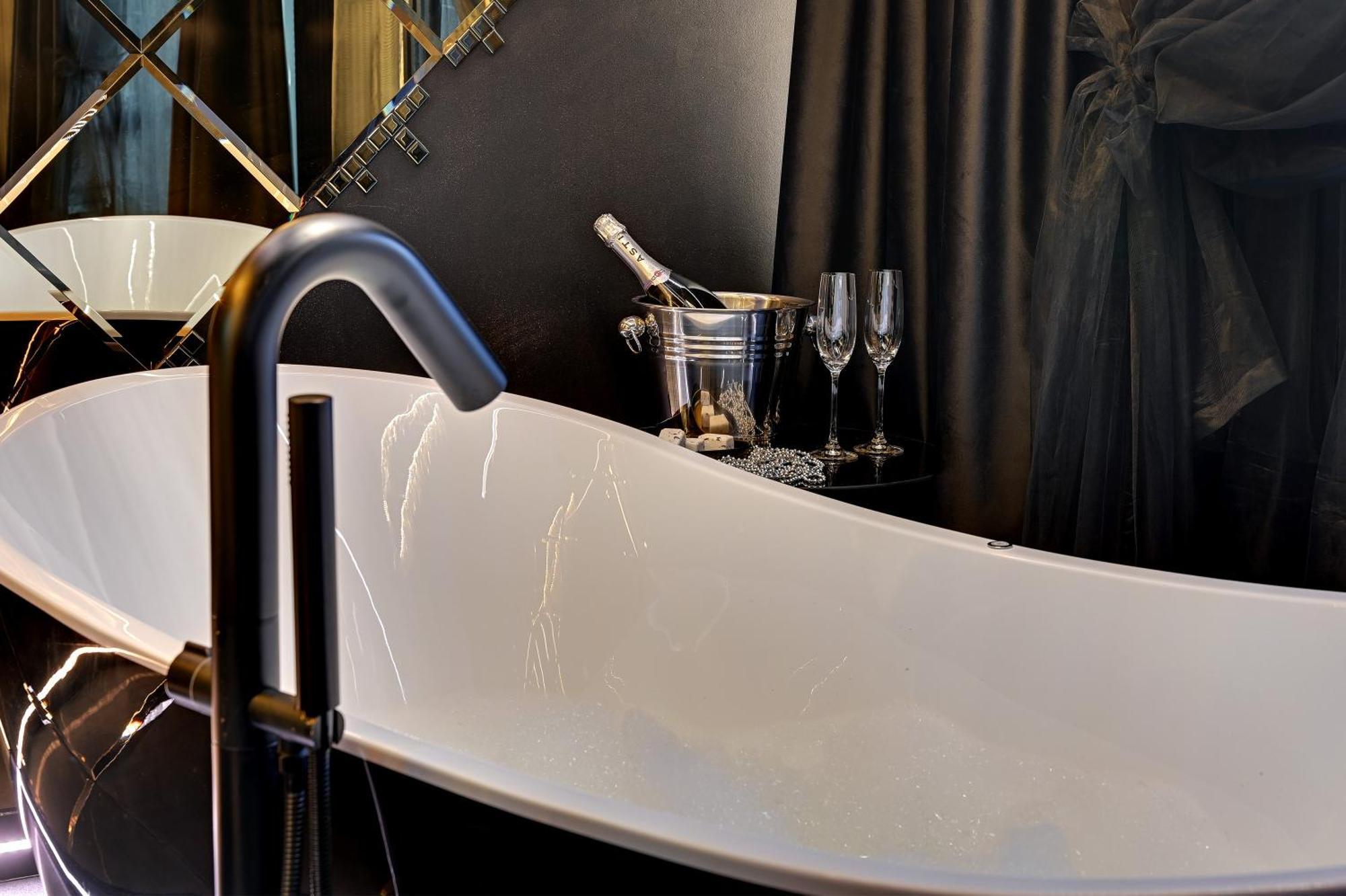 Hollywood Jacuzzi By Downtown Apartament Gdańsk