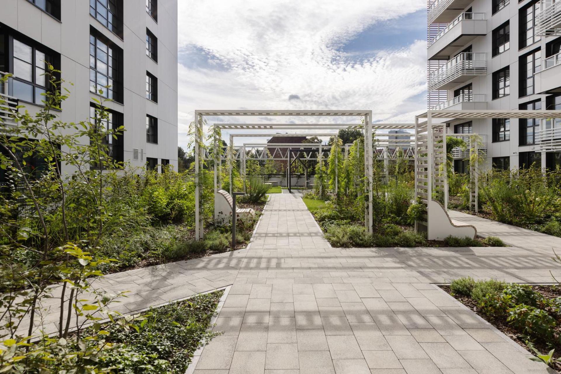 Solidarnosc Three Bedrooms & Garden Apartment *