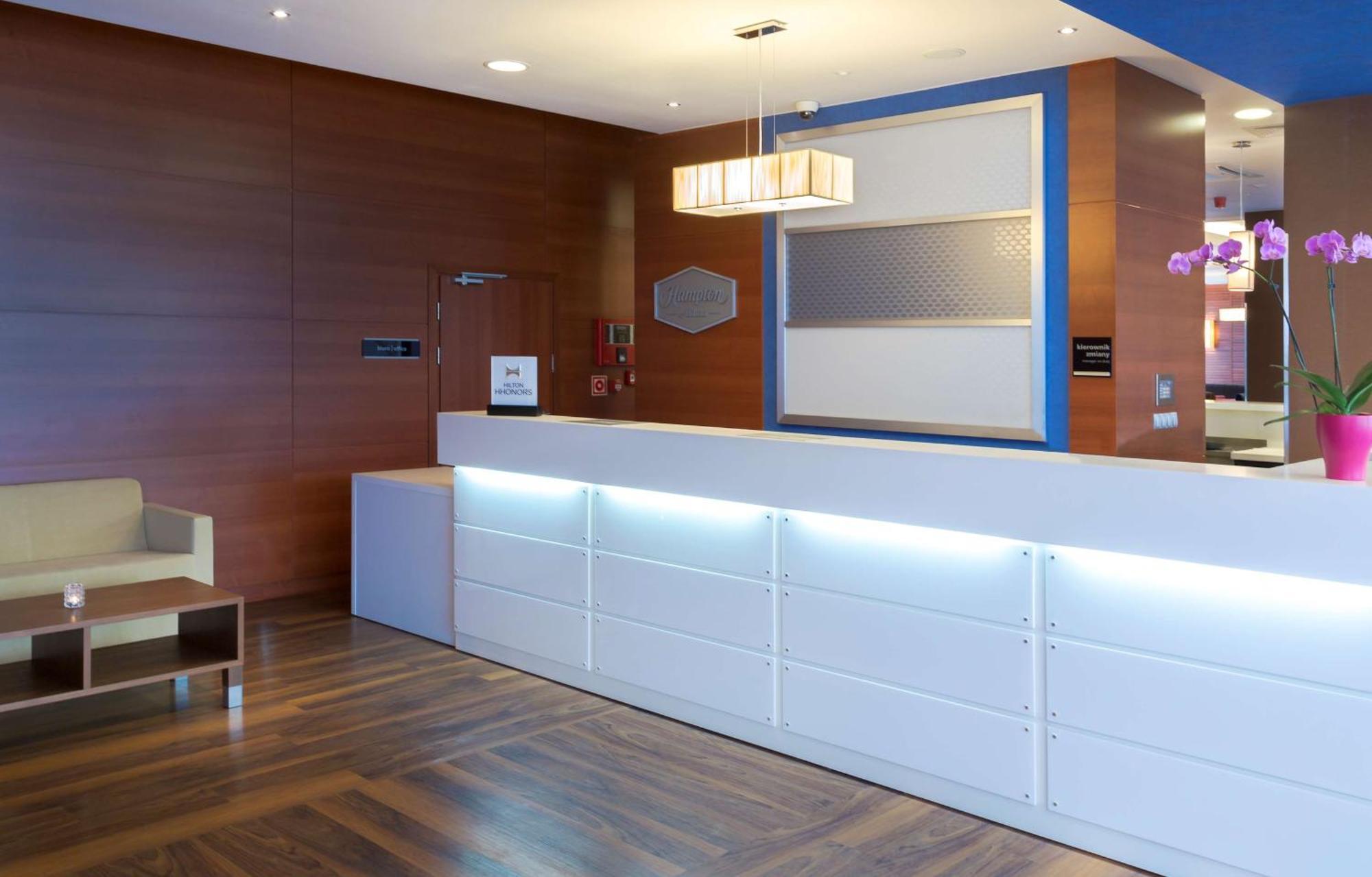 Hotel Hampton By Hilton Airport