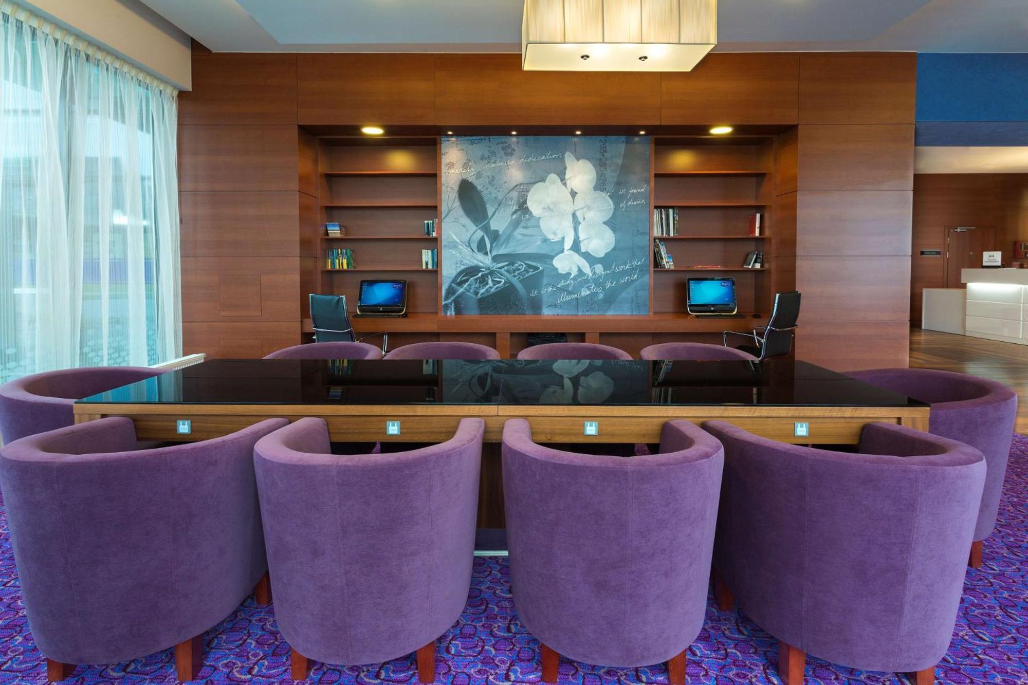 Hampton By Hilton Airport 3*