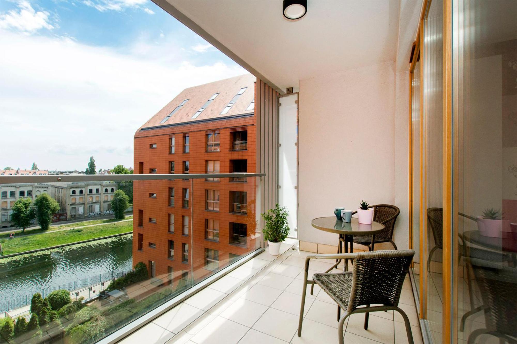Center - Aura By Apartmore *
