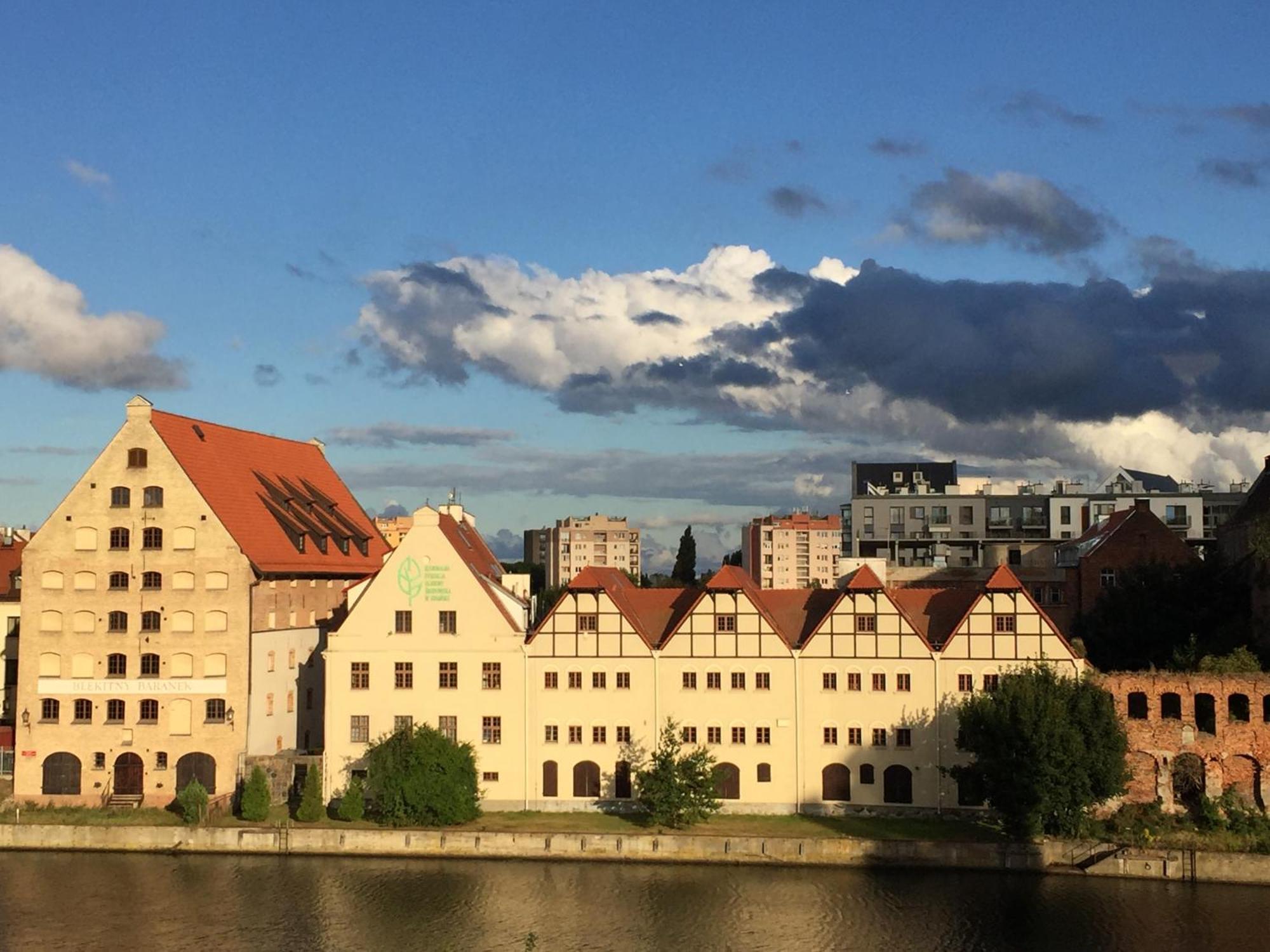 Hello Amazing River View 4 Bedrooms & Balcony Apartment Gdansk
