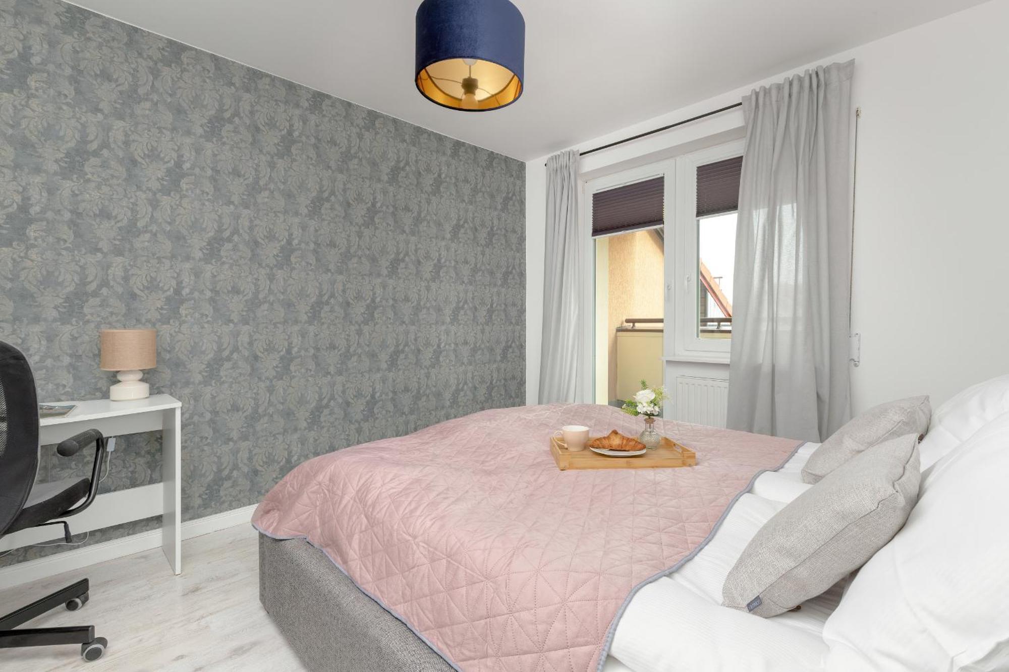 Spacious Family With 3 Bedrooms In By Renters Apartment