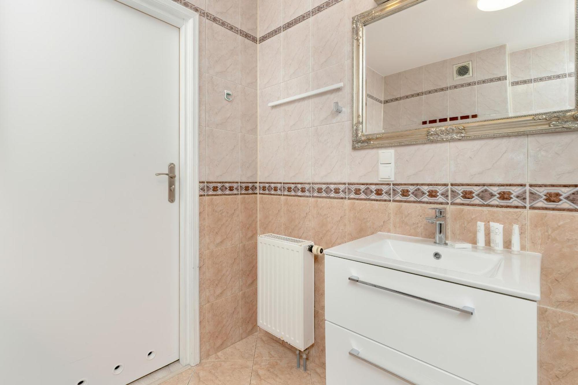 Spacious Family With 3 Bedrooms In By Renters Apartment