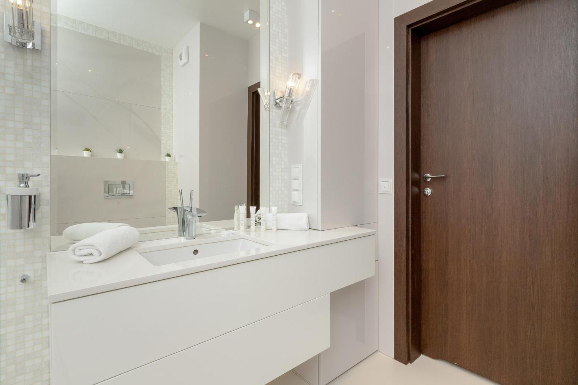 Spacious And Cozy Two Bedrooms By Rent Like *