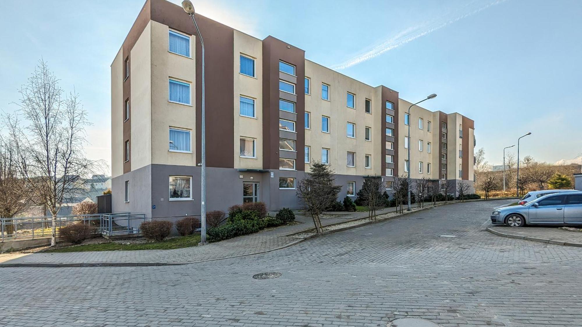 Sunny With Parking & Garden By Renters Apartment
