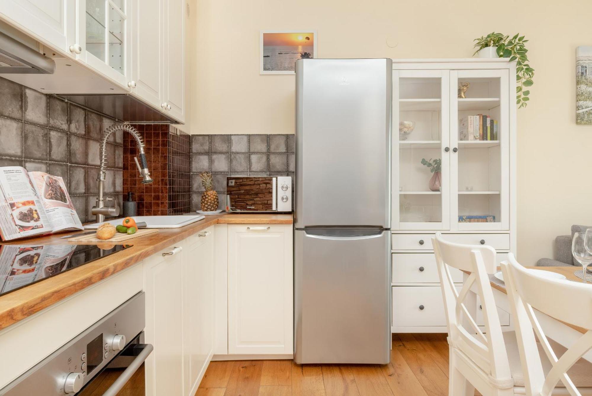 Sunny With Parking & Garden By Renters Apartment