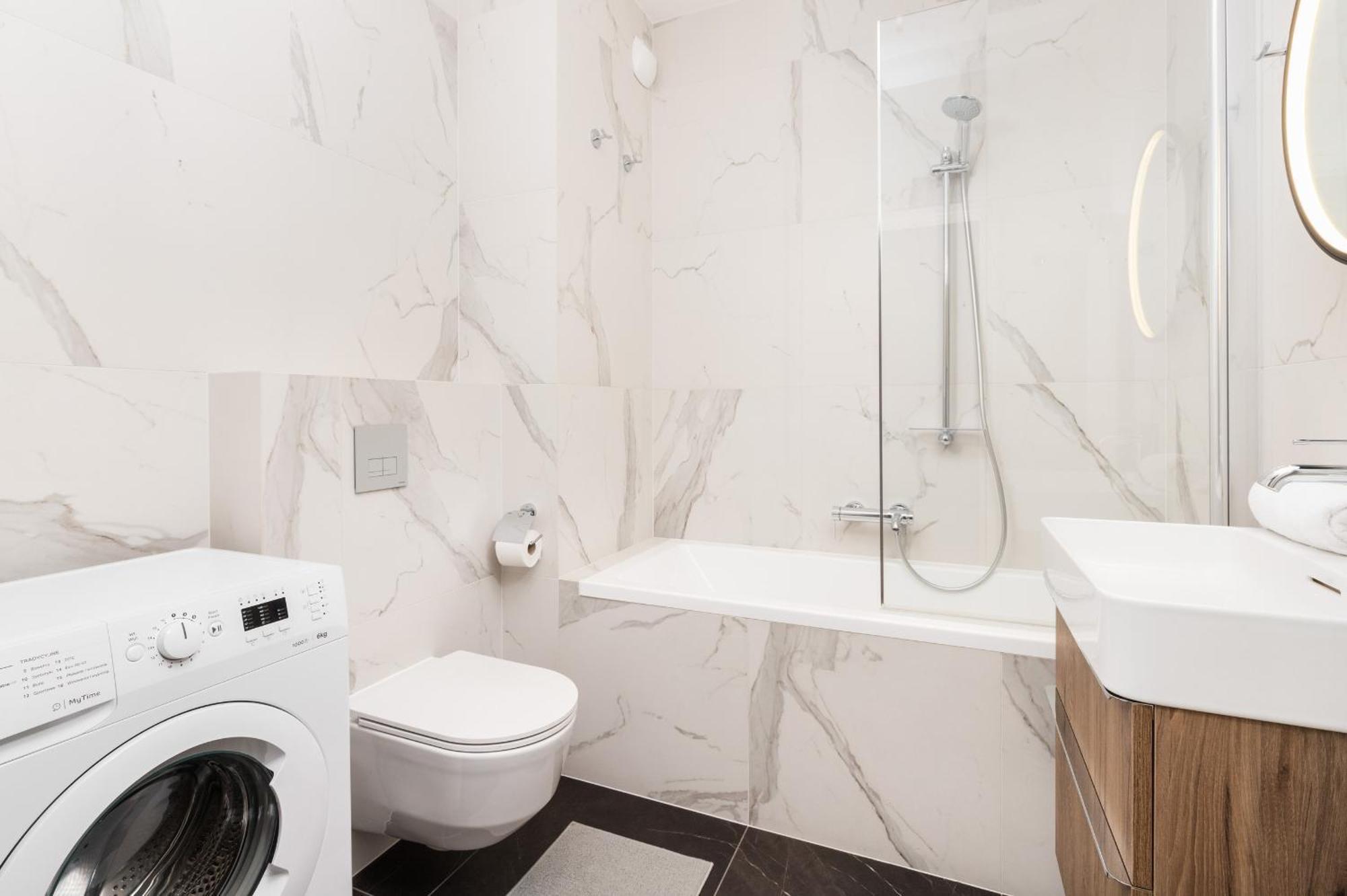 Huoneisto Elegant With Balcony And Air Conditioning In By Renters *