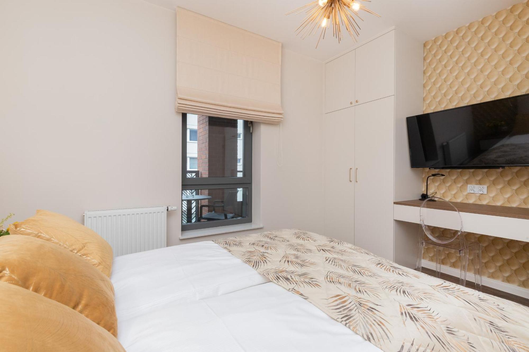 Huoneisto Elegant With Balcony And Air Conditioning In By Renters