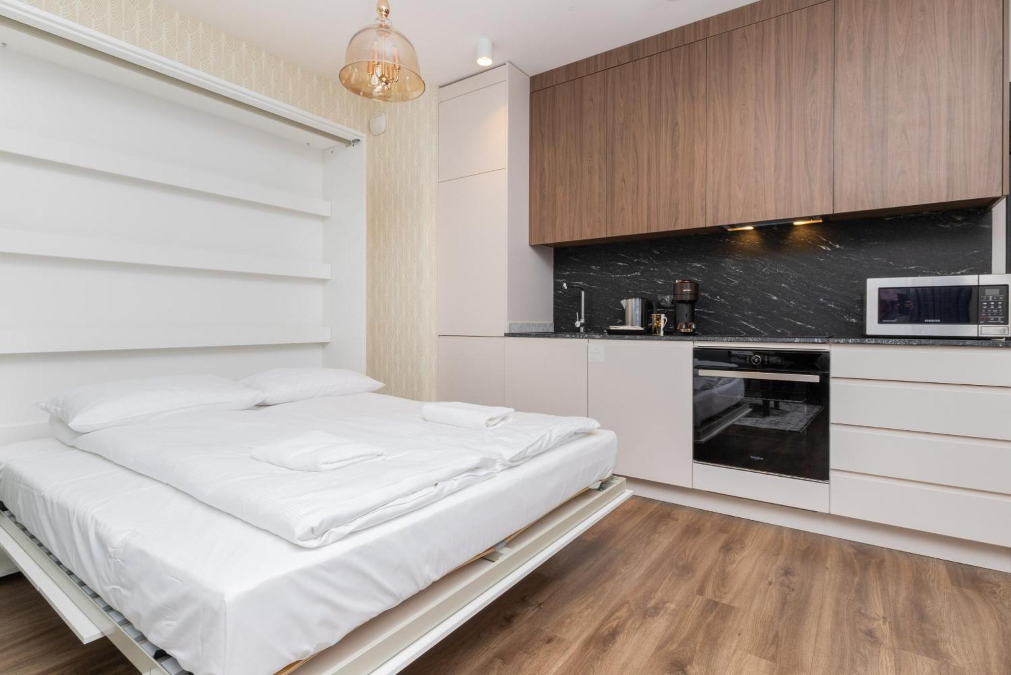 Elegant With Balcony And Air Conditioning In By Renters Huoneisto *
