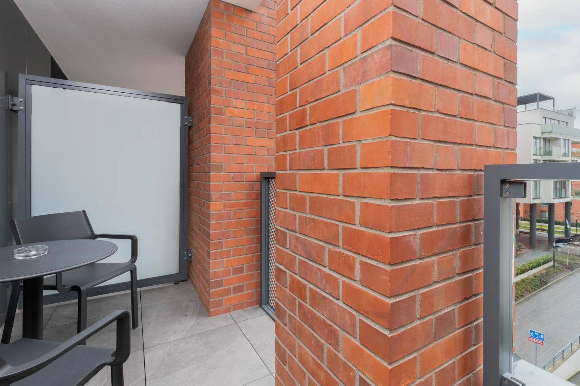 Elegant With Balcony And Air Conditioning In By Renters Huoneisto