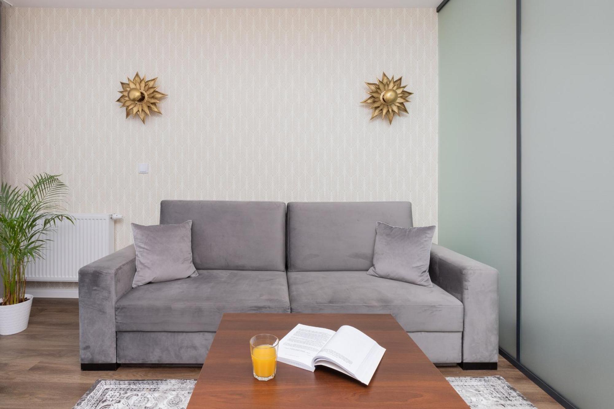 Elegant With Balcony And Air Conditioning In By Renters Huoneisto Gdańsk