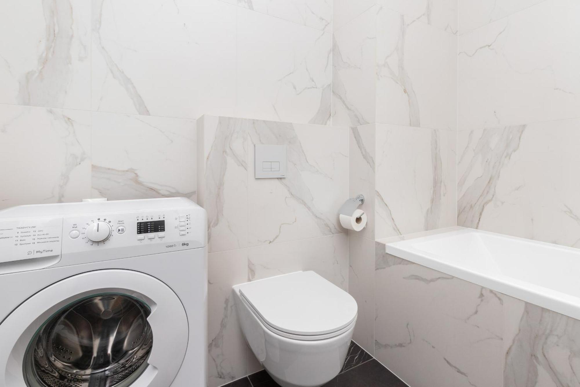 Huoneisto Elegant With Balcony And Air Conditioning In By Renters