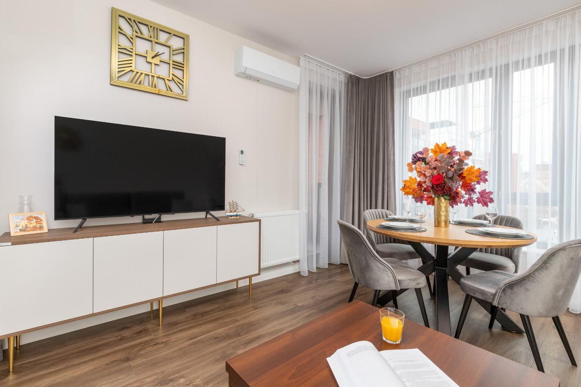 Elegant With Balcony And Air Conditioning In By Renters Huoneisto *