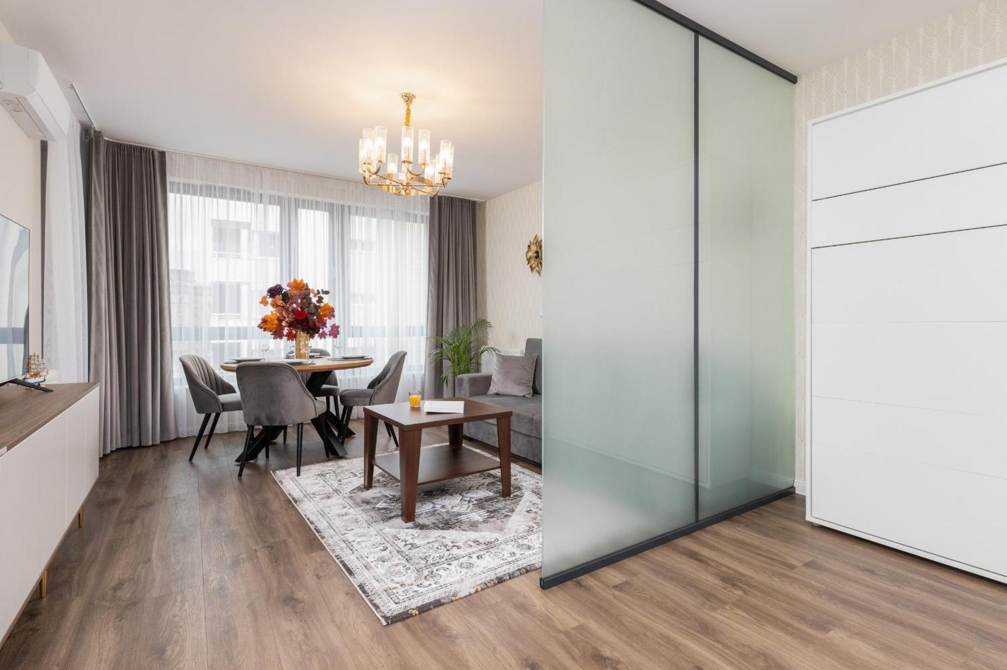Elegant With Balcony And Air Conditioning In By Renters Huoneisto *