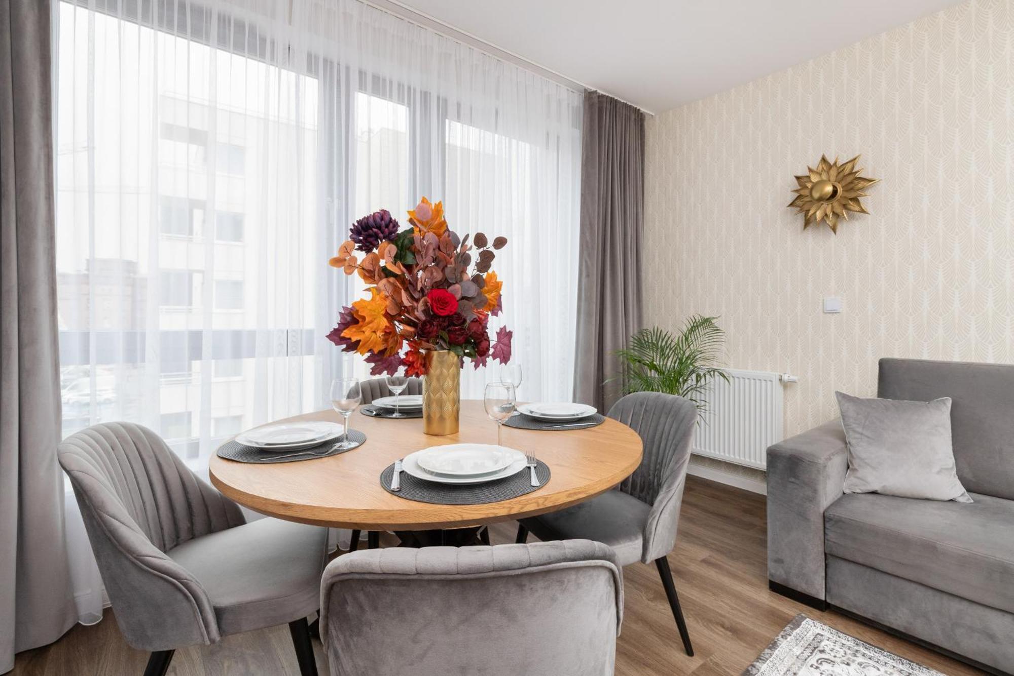 Elegant With Balcony And Air Conditioning In By Renters Huoneisto Gdańsk