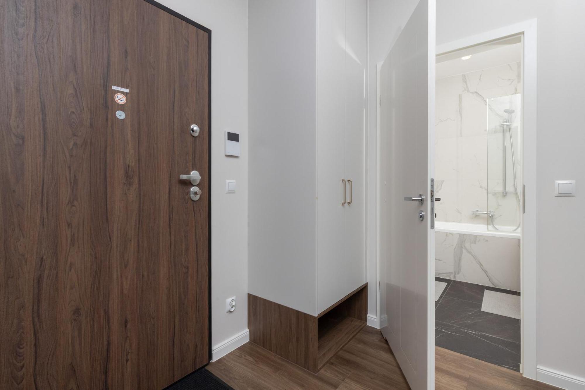 Huoneisto Elegant With Balcony And Air Conditioning In By Renters *