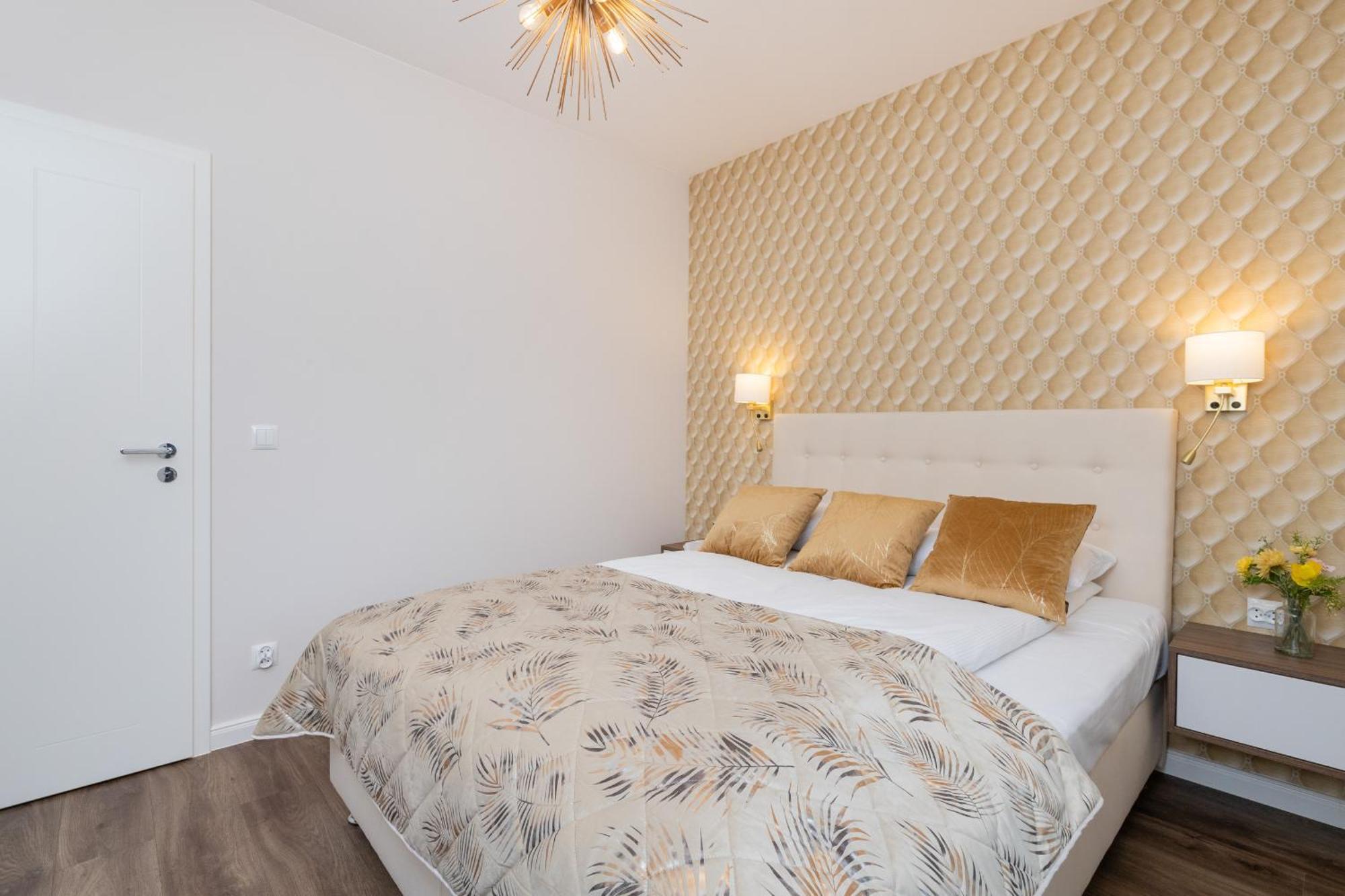 Huoneisto Elegant With Balcony And Air Conditioning In By Renters *