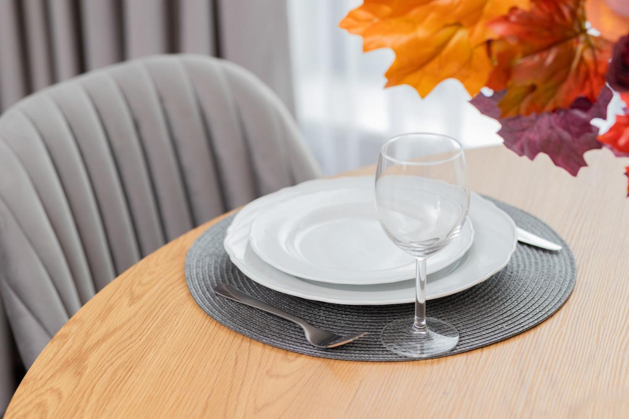 Elegant With Balcony And Air Conditioning In By Renters