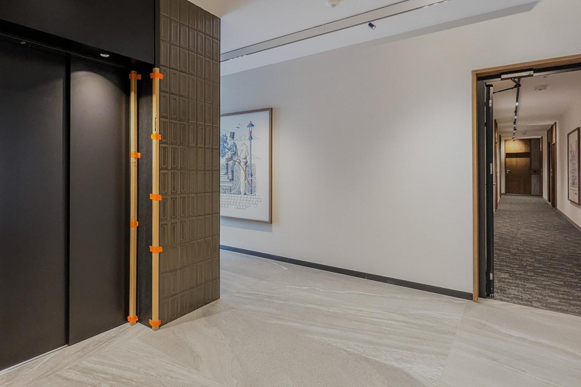 Huoneisto Elegant With Balcony And Air Conditioning In By Renters