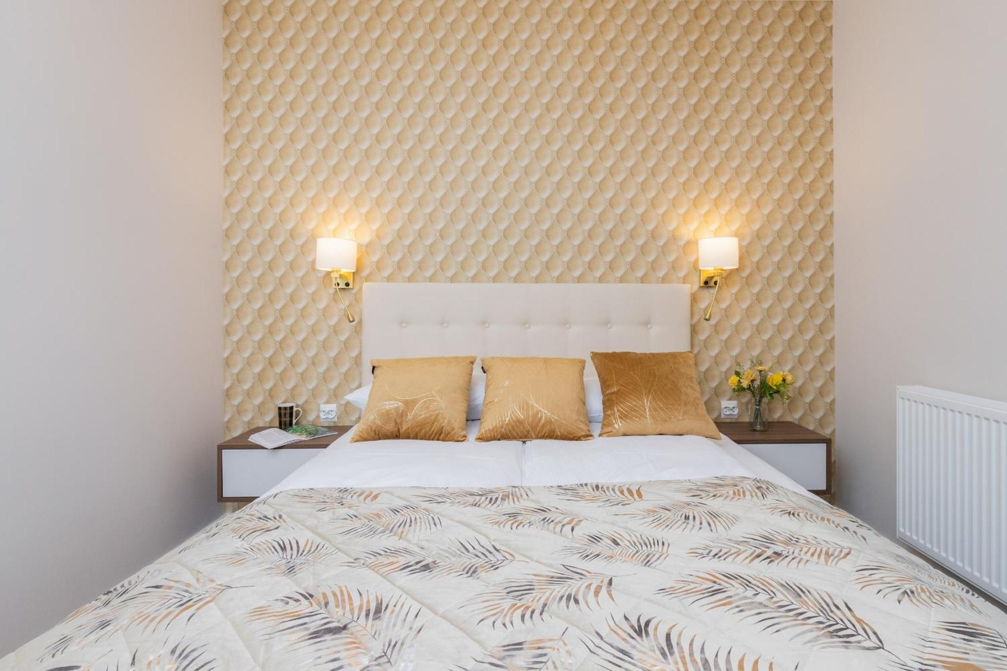 Elegant With Balcony And Air Conditioning In By Renters