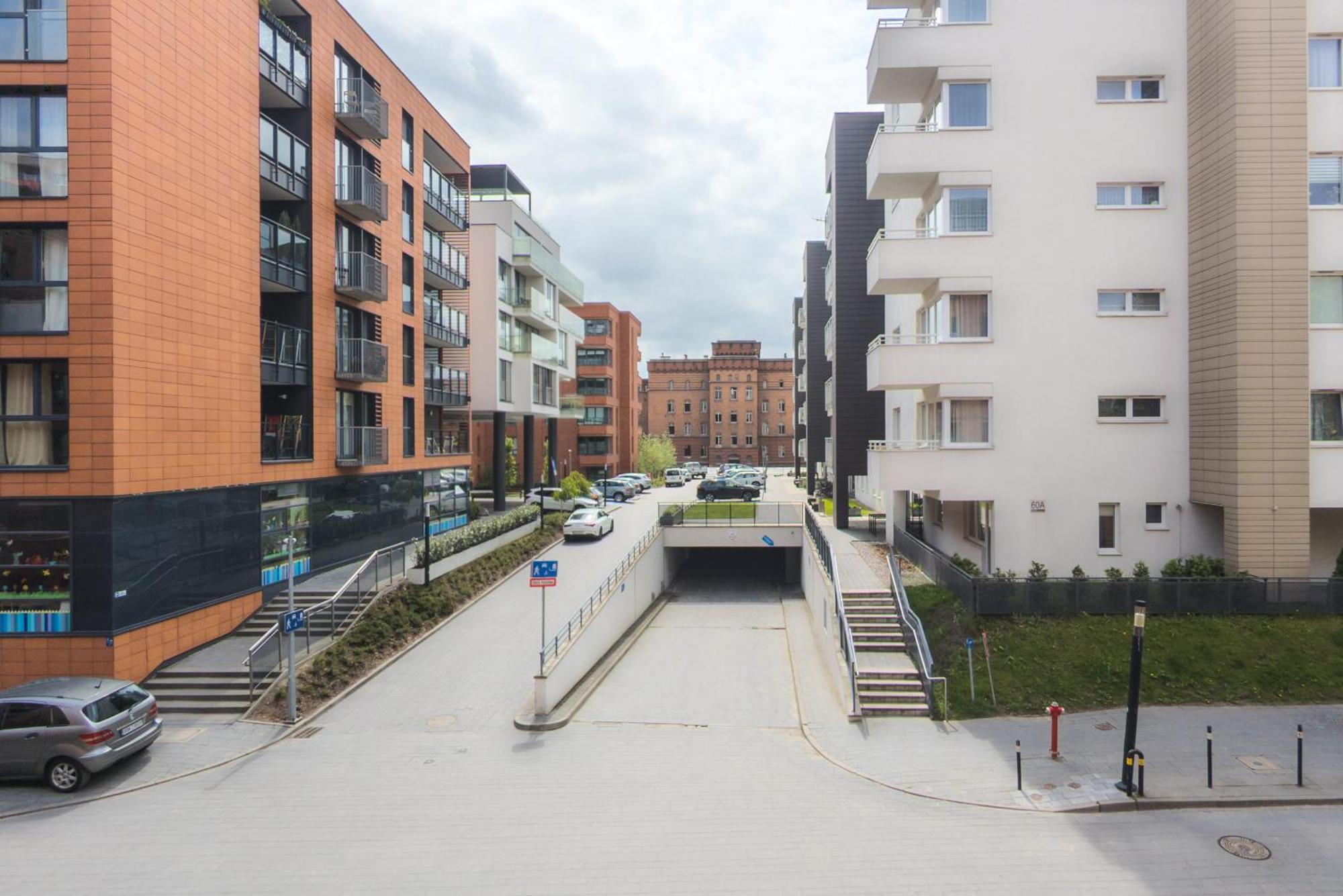 Huoneisto Elegant With Balcony And Air Conditioning In By Renters *