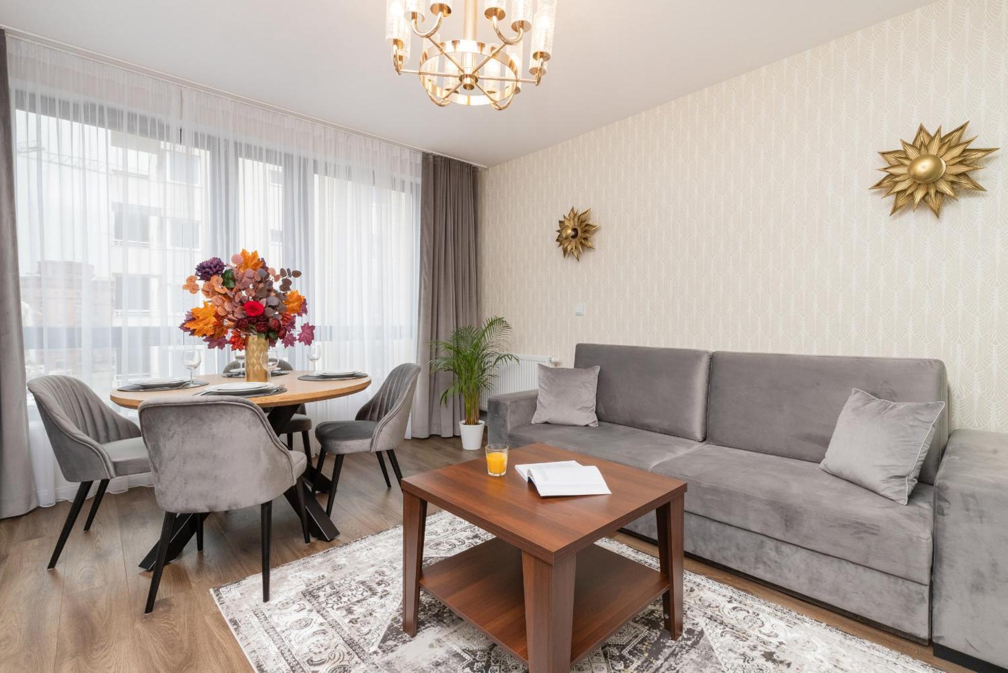 Huoneisto Elegant With Balcony And Air Conditioning In By Renters