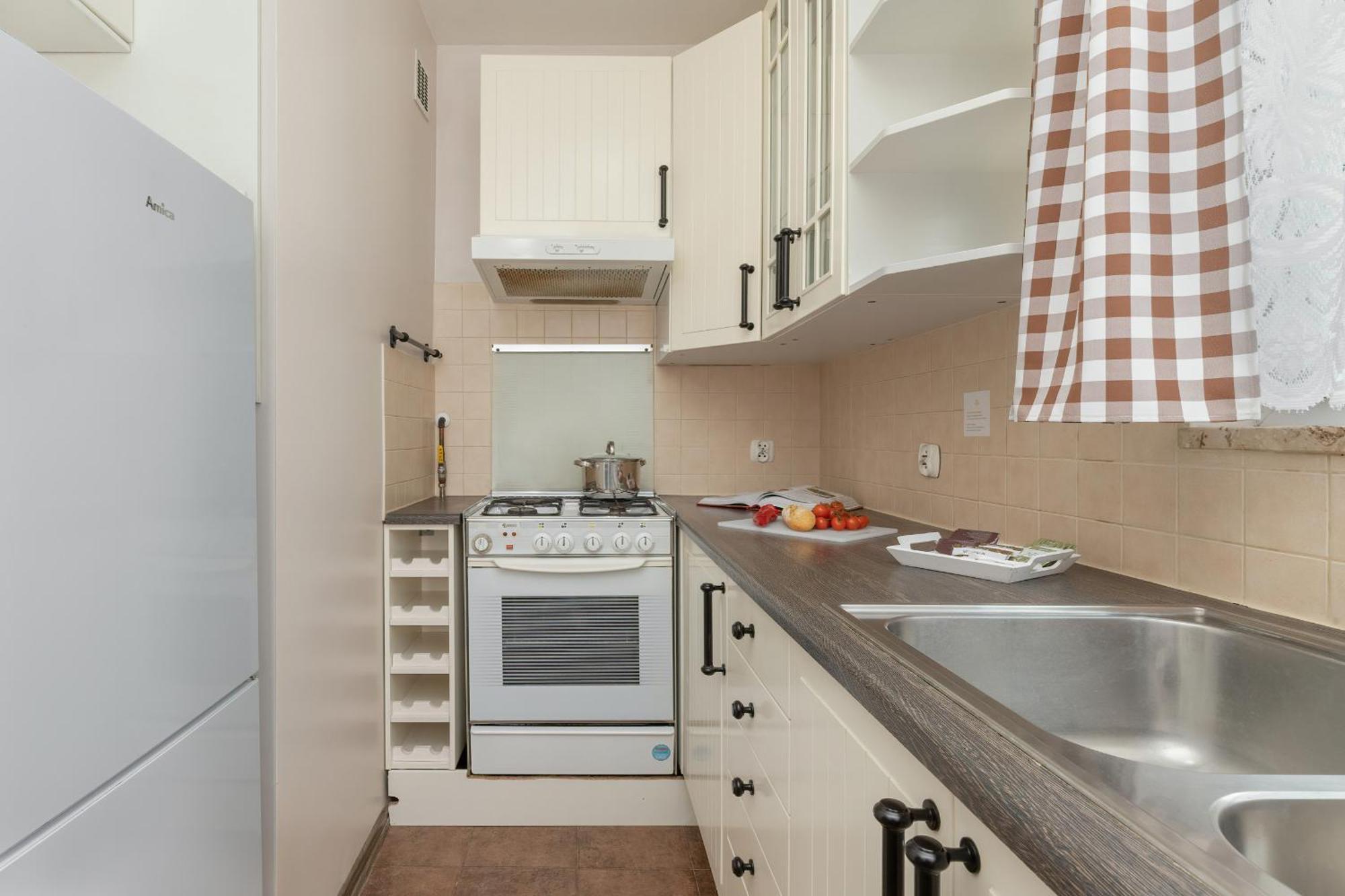 Cosy With Balcony In By Renters *