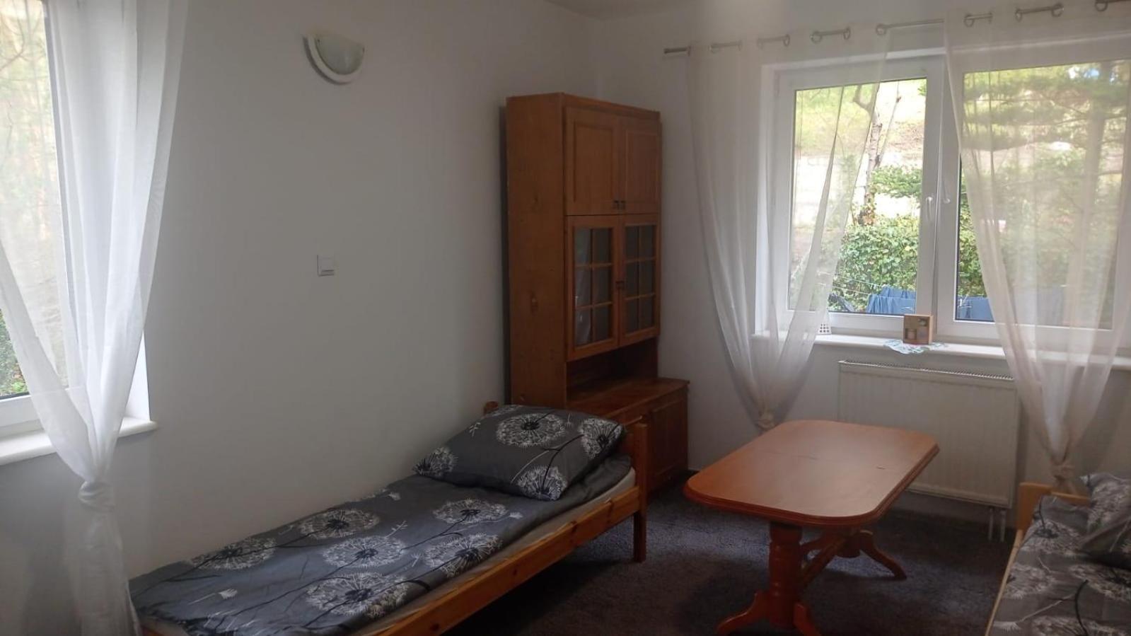 Apartment Tanie Pokoj Nr 2 1-3 Osobowy Z Lazienka Na Korytarzu