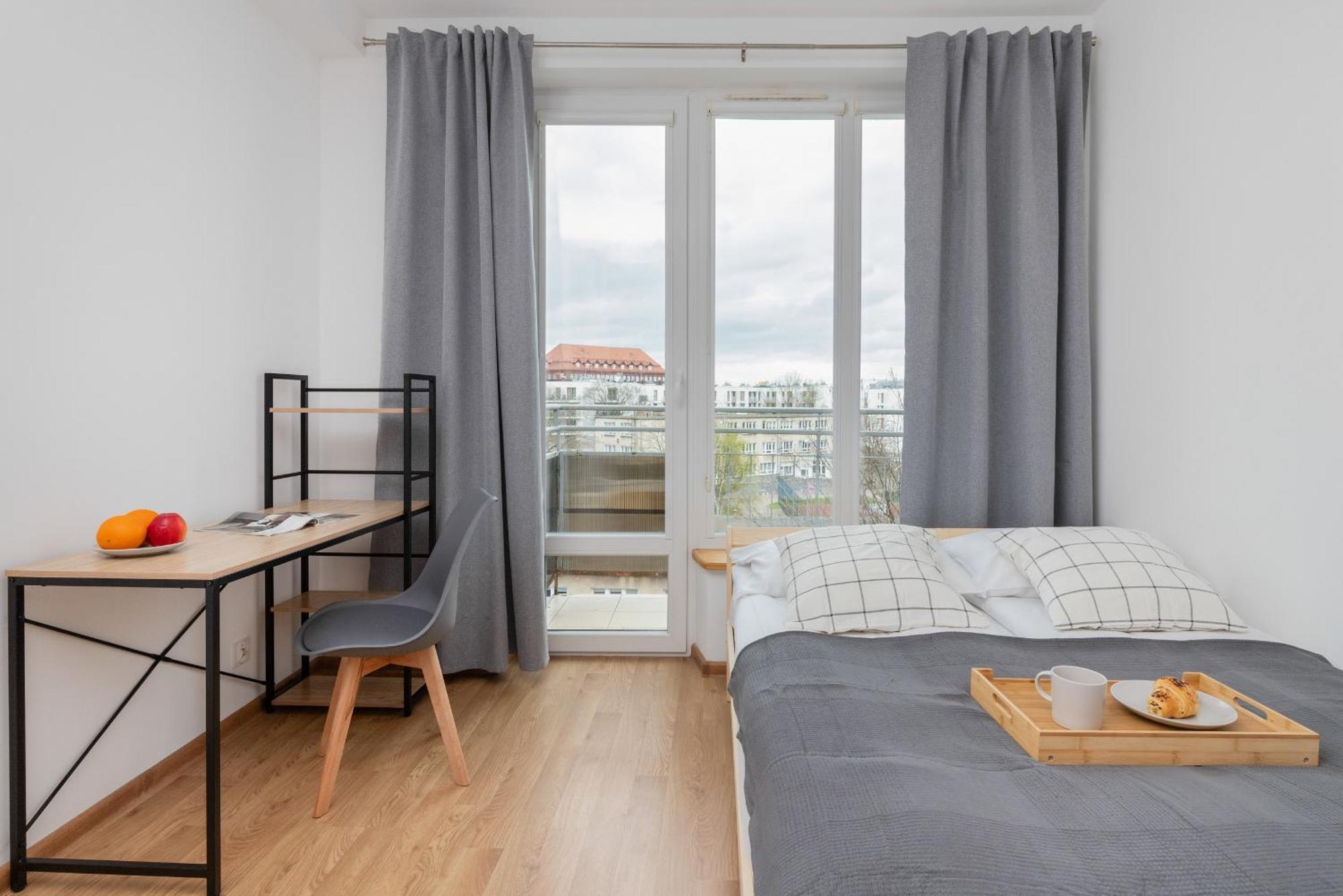 Huoneisto In Center With Two Desks, Balcony And Separate Kitchen By Renters Gdańsk