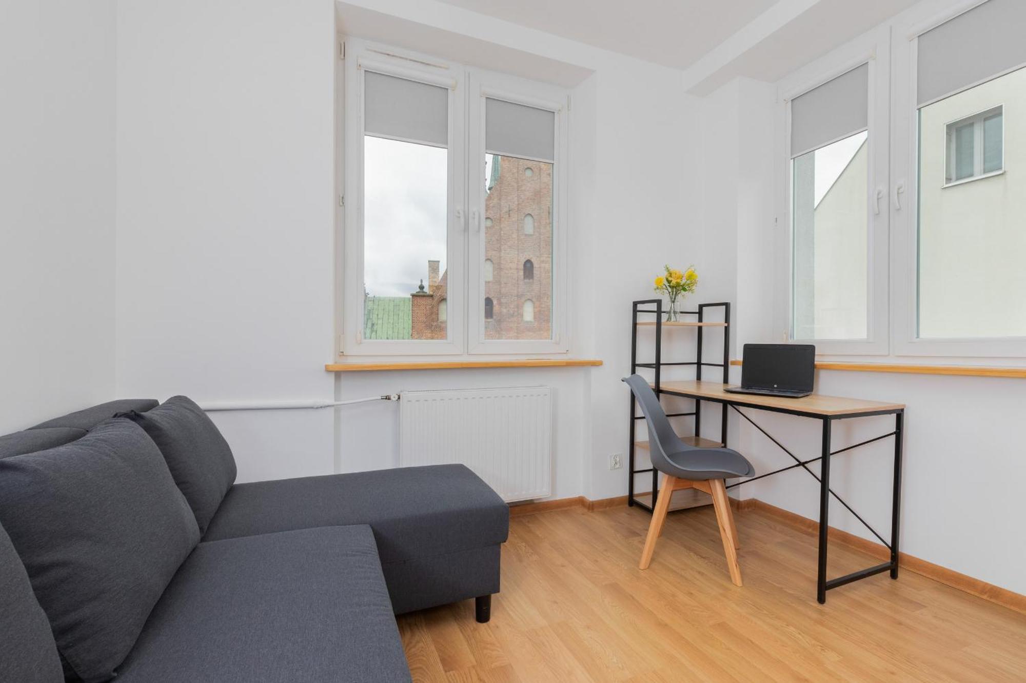 In Center With Two Desks, Balcony And Separate Kitchen By Renters Huoneisto Gdańsk