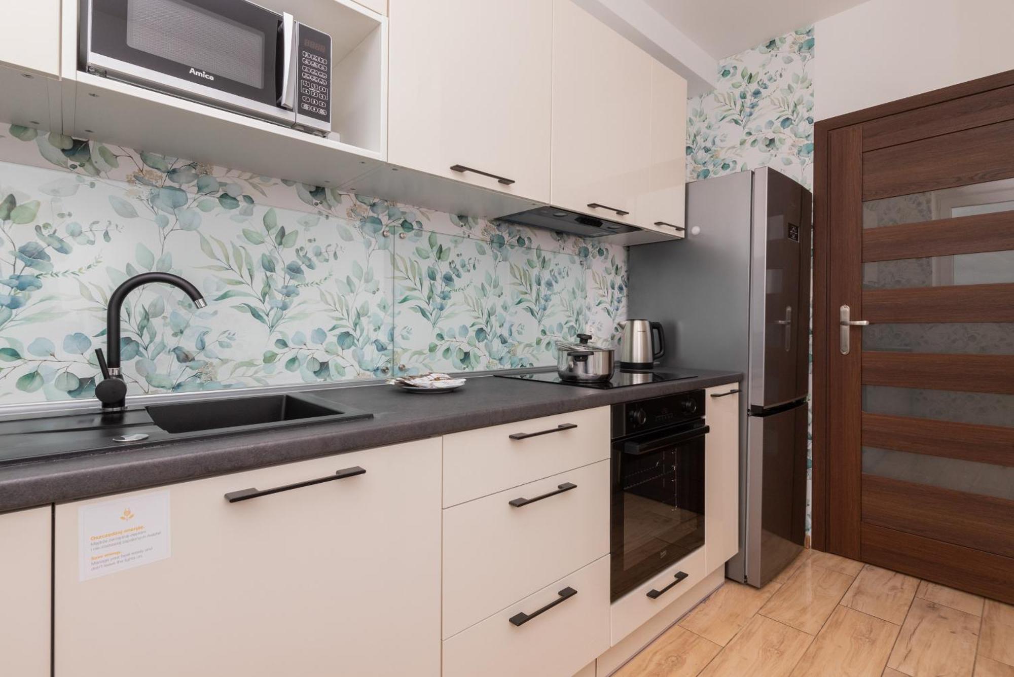 Apartment In Center With Two Desks, Balcony And Separate Kitchen By Renters *