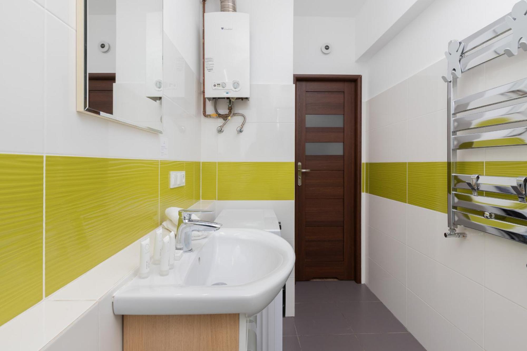 Huoneisto In Center With Two Desks, Balcony And Separate Kitchen By Renters Gdańsk