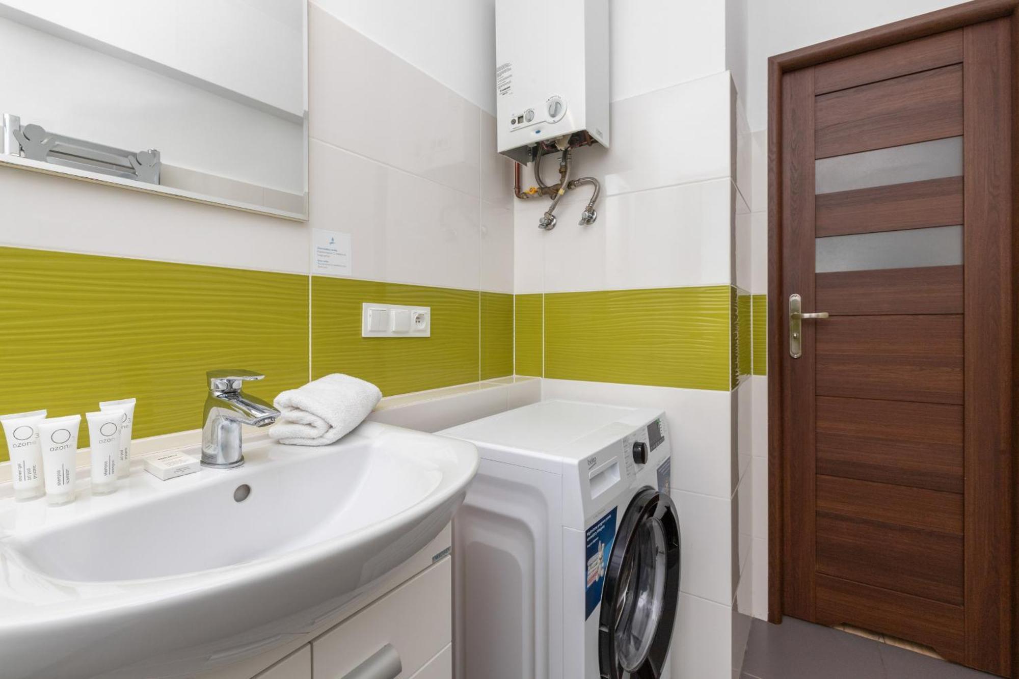 Huoneisto In Center With Two Desks, Balcony And Separate Kitchen By Renters Gdańsk