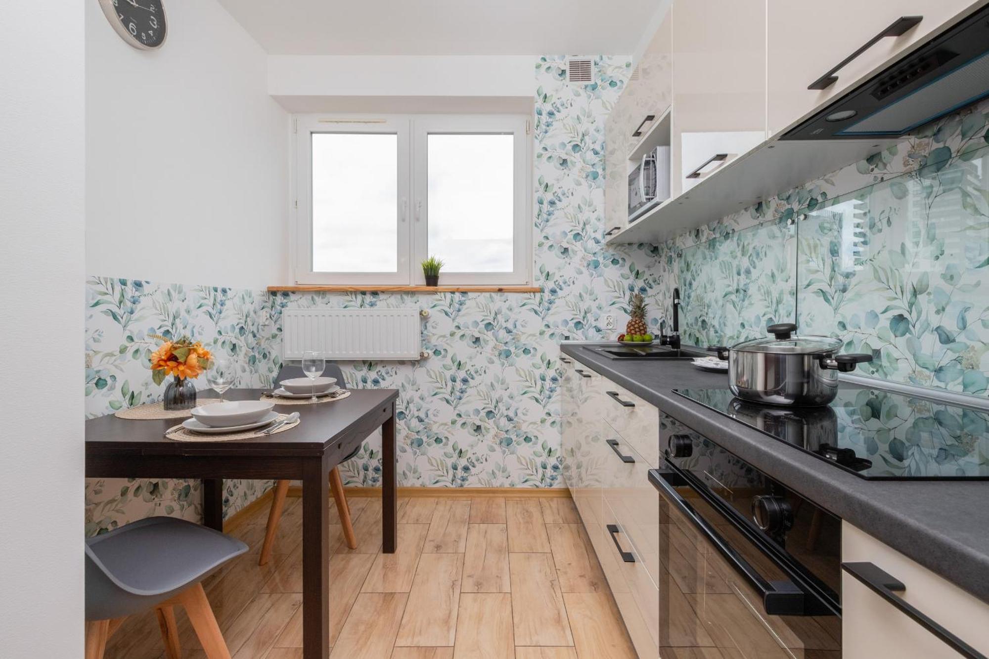 In Center With Two Desks, Balcony And Separate Kitchen By Renters Gdańsk