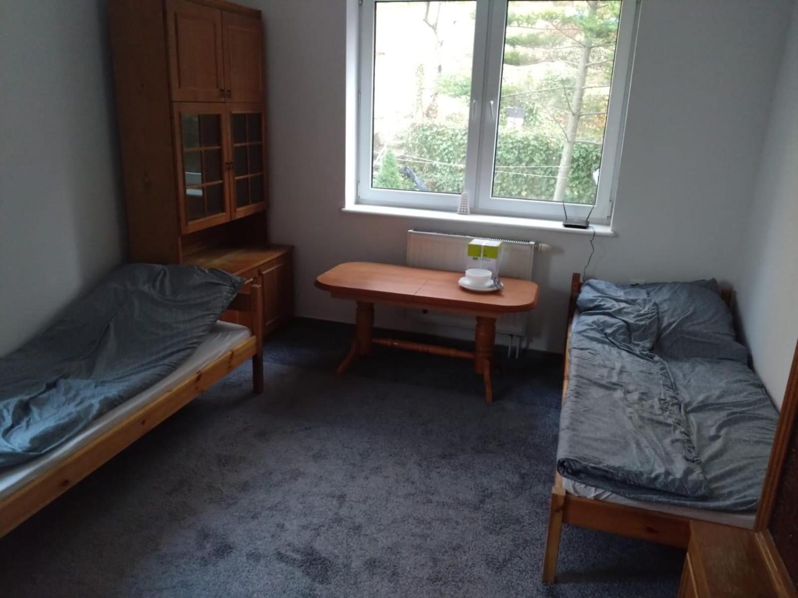 Tanie Pokoj Nr 2 1-3 Osobowy Z Lazienka Na Korytarzu