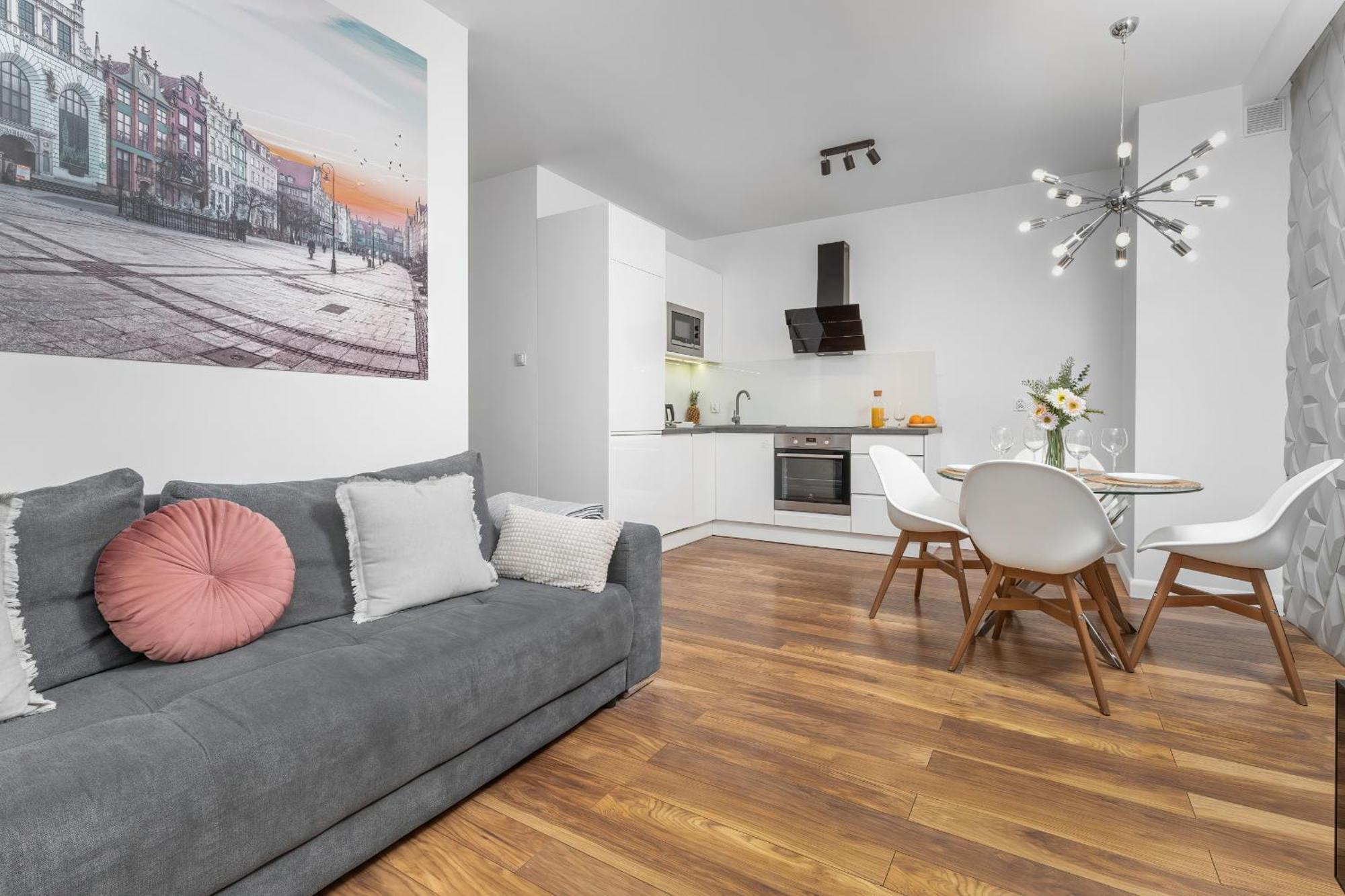 In Center With Balcony, Parking And Air Conditioning By Renters Apartment