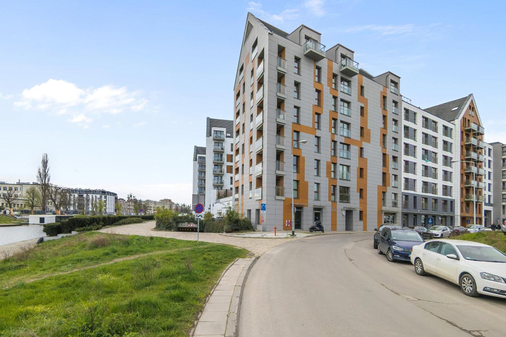 Apartment In Center With Balcony, Parking And Air Conditioning By Renters *