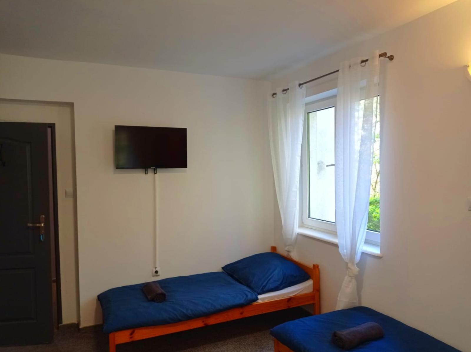 Tanie Pokoj Nr 2 1-3 Osobowy Z Lazienka Na Korytarzu Apartment *