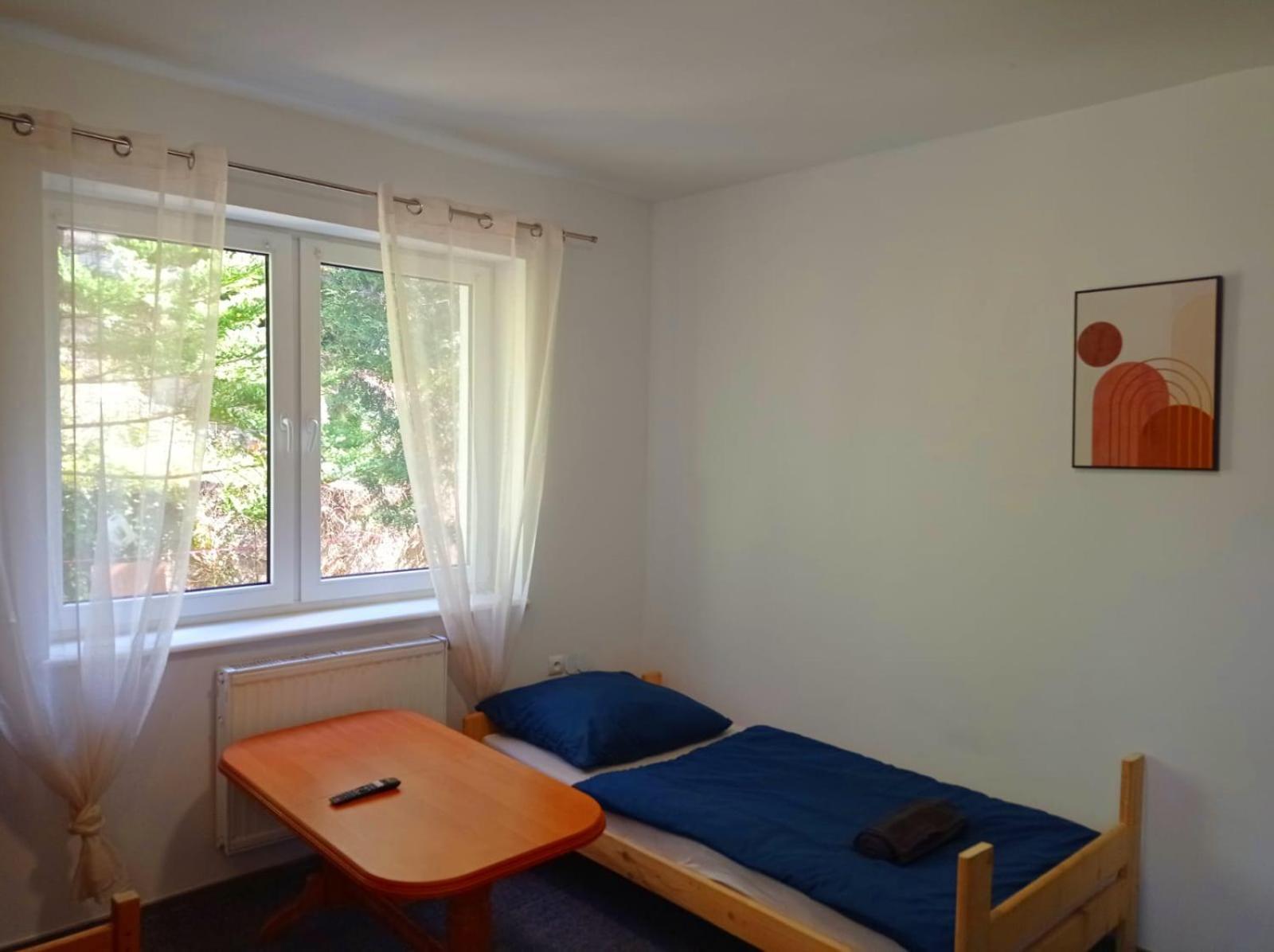 Tanie Pokoj Nr 2 1-3 Osobowy Z Lazienka Na Korytarzu Apartment Gdansk