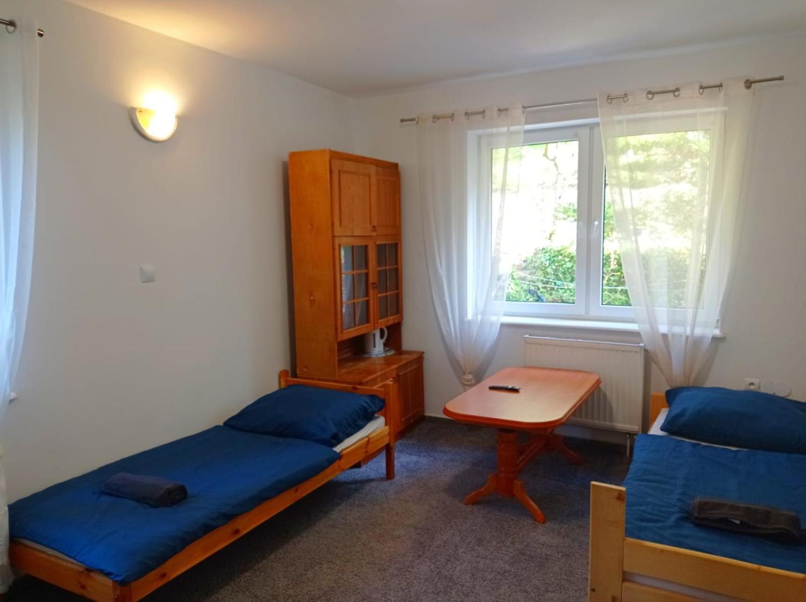 Apartment Tanie Pokoj Nr 2 1-3 Osobowy Z Lazienka Na Korytarzu