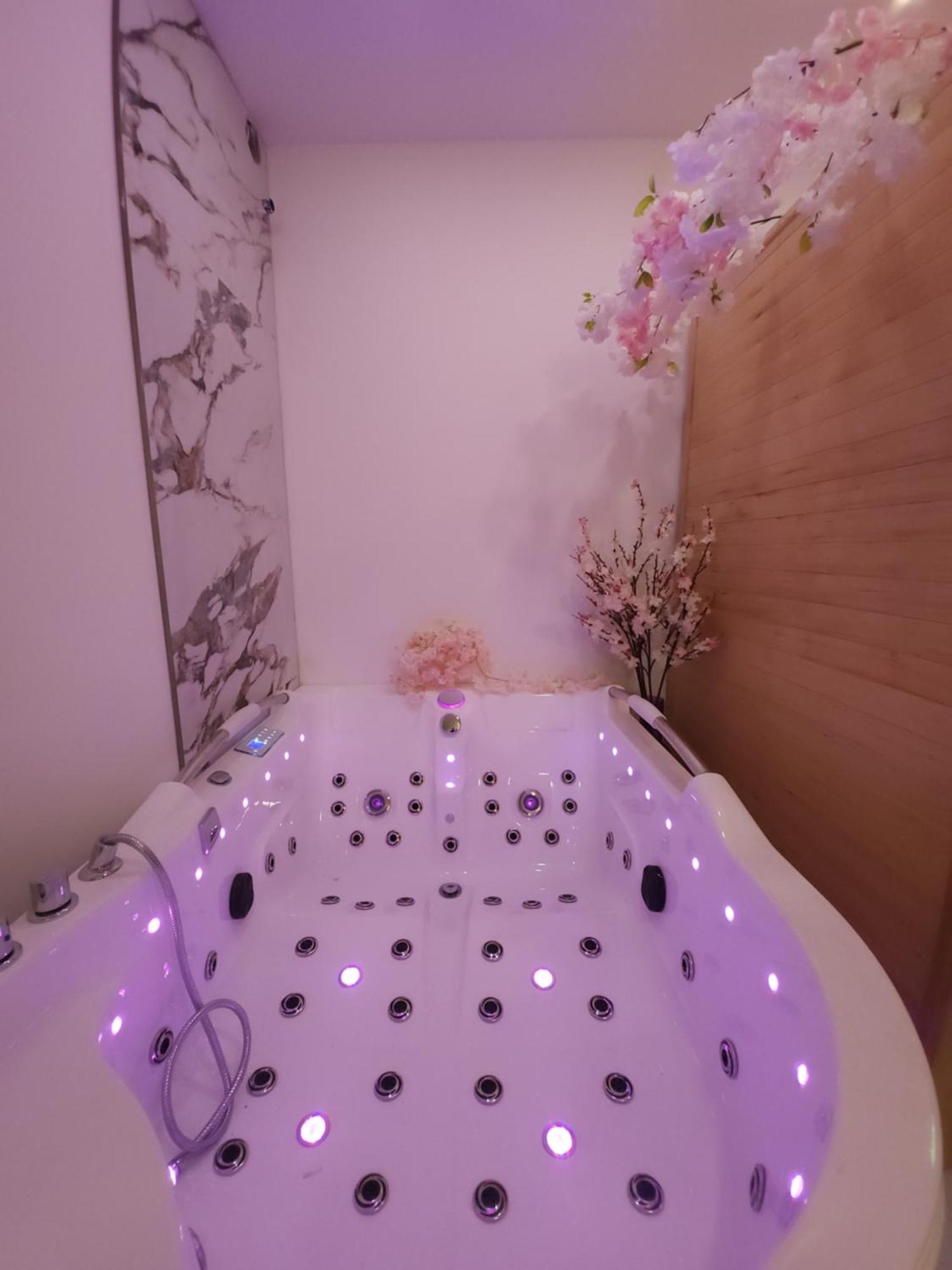 New In Gdansk! Red In The Heart Of - Bdsm - With A Luxury Jacuzzi And Access To A Sauna Apartment Gdansk