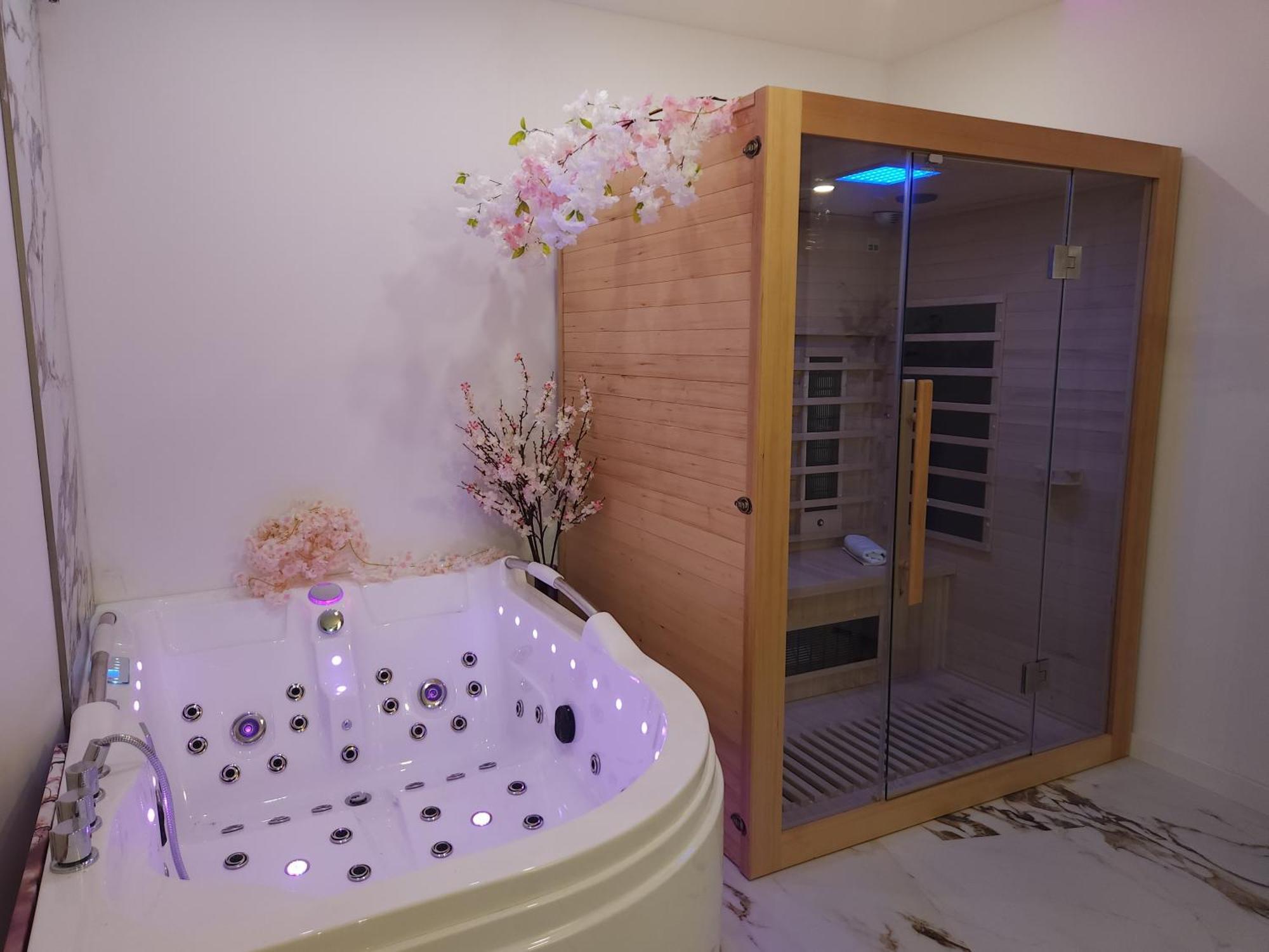 New In Gdansk! Red In The Heart Of - Bdsm - With A Luxury Jacuzzi And Access To A Sauna *