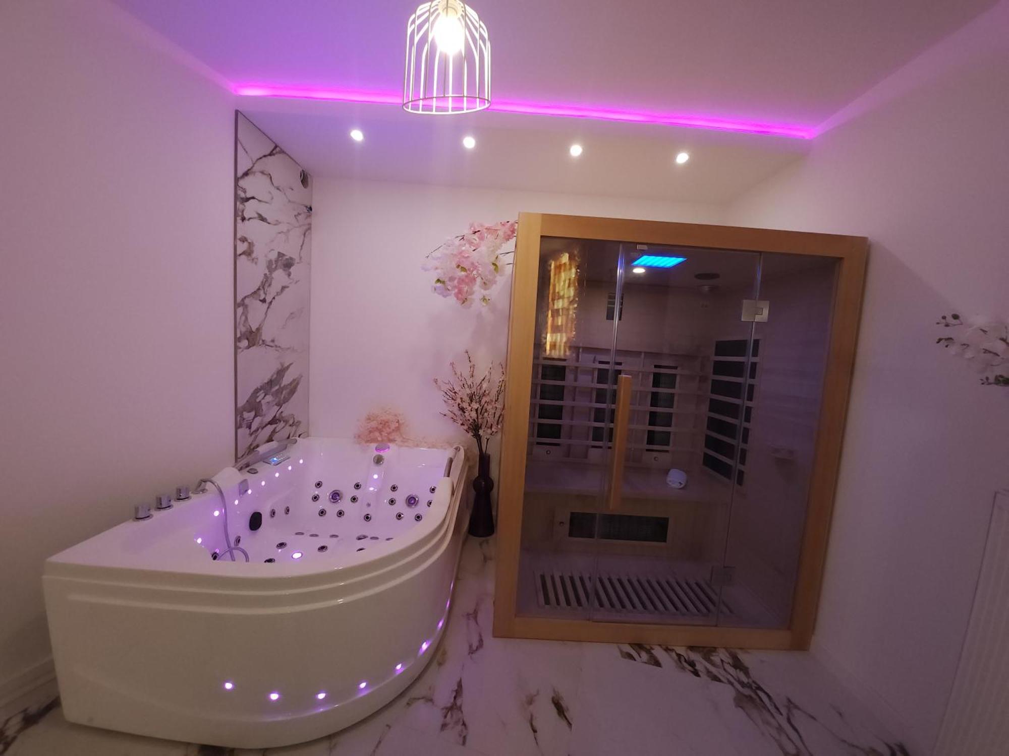 New In Gdansk! Red In The Heart Of - Bdsm - With A Luxury Jacuzzi And Access To A Sauna Apartment Gdansk