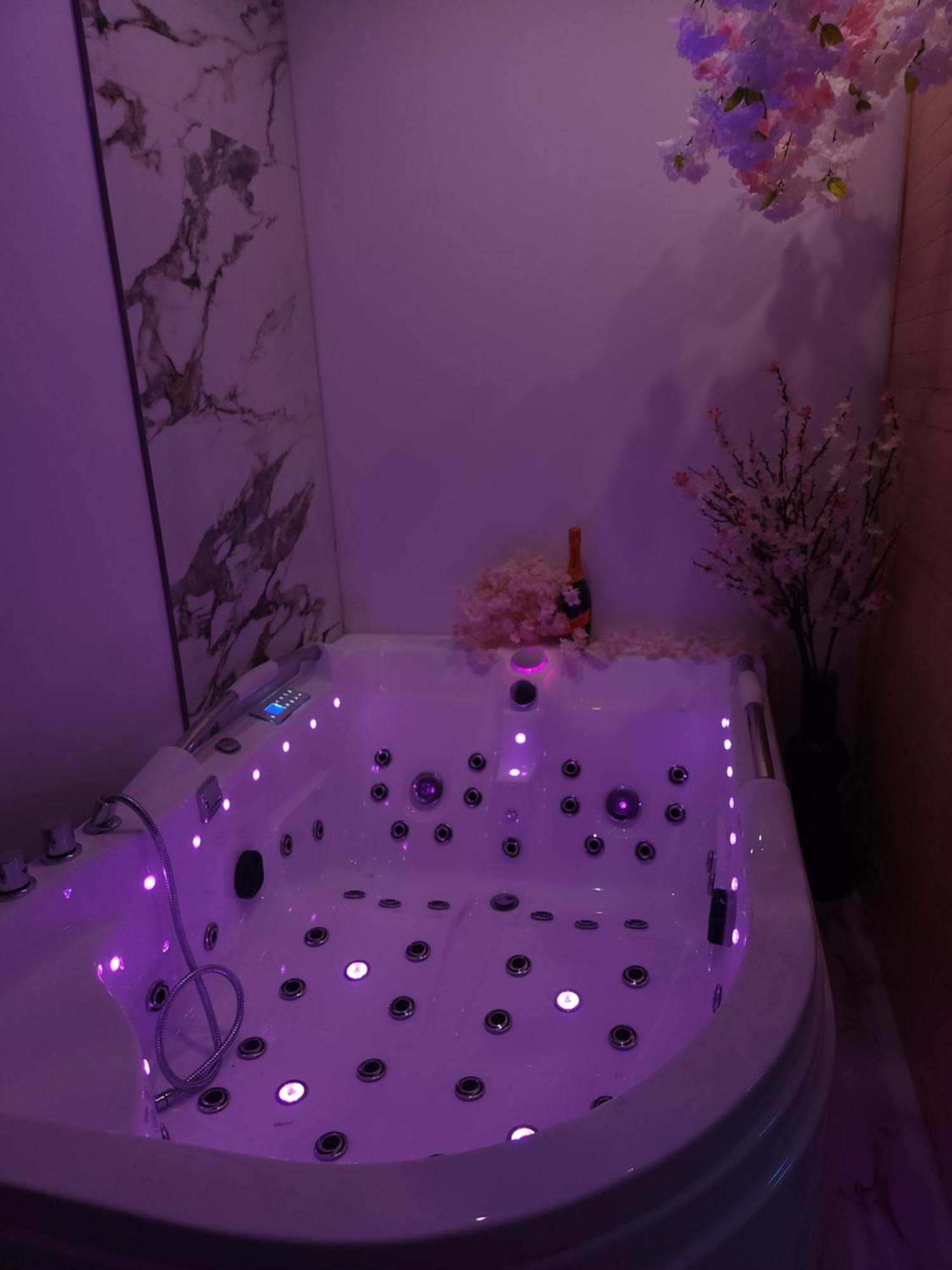 New In Gdansk! Red In The Heart Of - Bdsm - With A Luxury Jacuzzi And Access To A Sauna * Gdansk