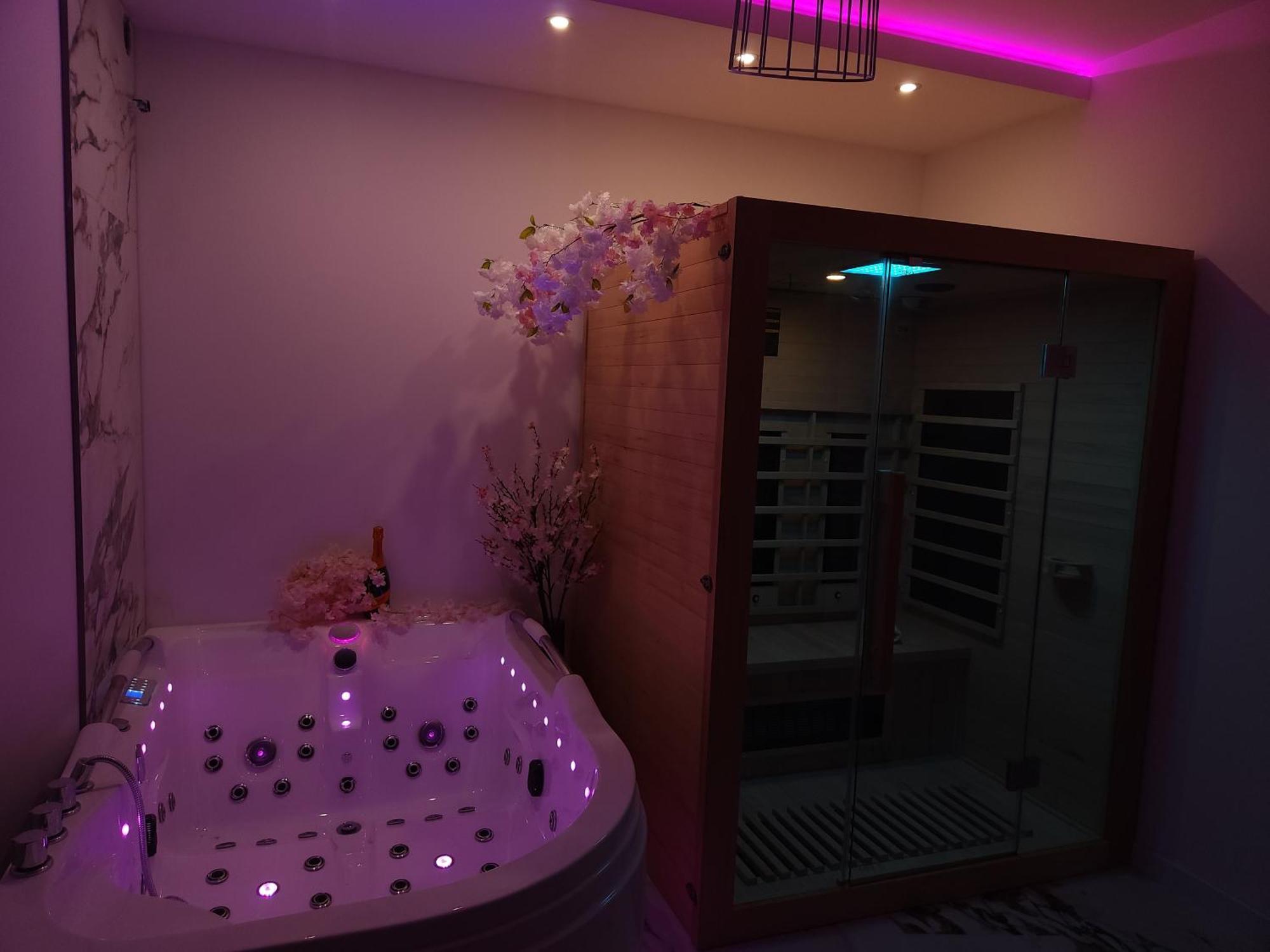 New In Gdansk! Red In The Heart Of - Bdsm - With A Luxury Jacuzzi And Access To A Sauna Apartment