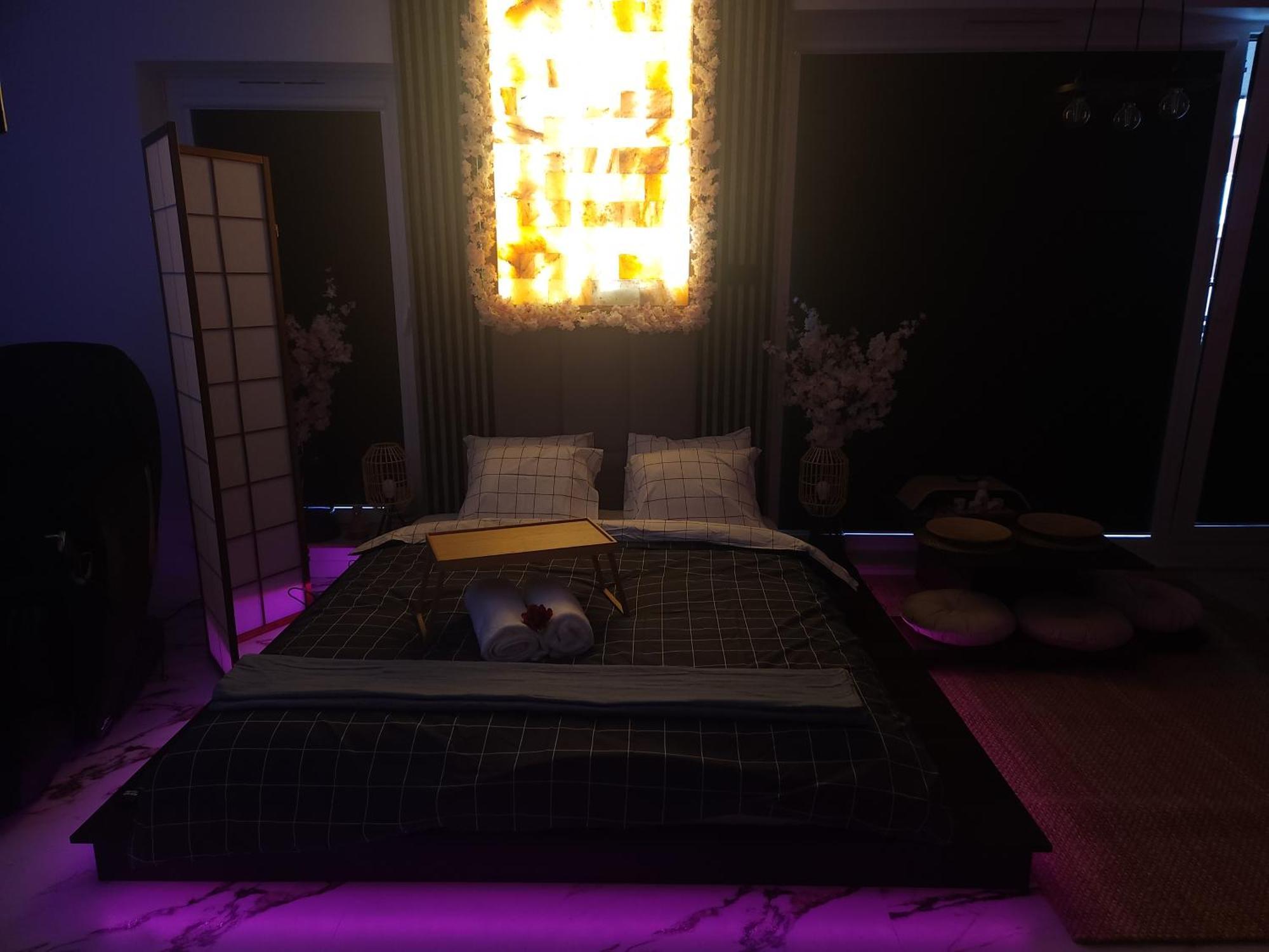Apartment Chmielna Prestige With Luxury Jacuzzi And Sauna! Selected Also Feature A Massage Chair And Himalayan Salt With Color Therapy Salt Forest