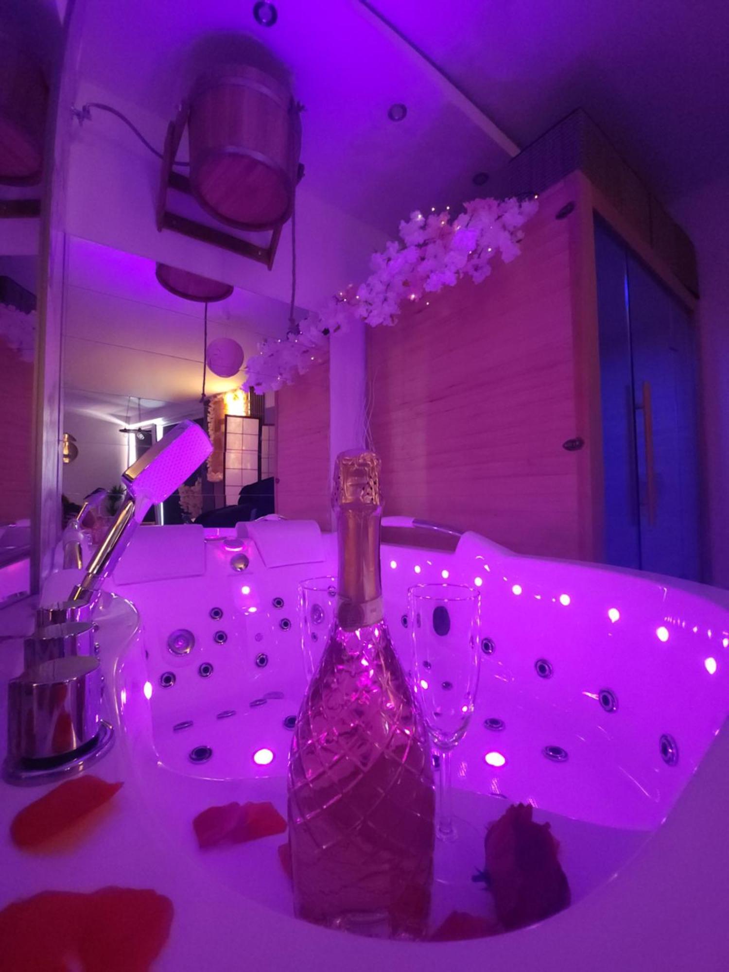 Apartment Chmielna Prestige With Luxury Jacuzzi And Sauna! Selected Also Feature A Massage Chair And Himalayan Salt With Color Therapy Salt Forest Gdansk