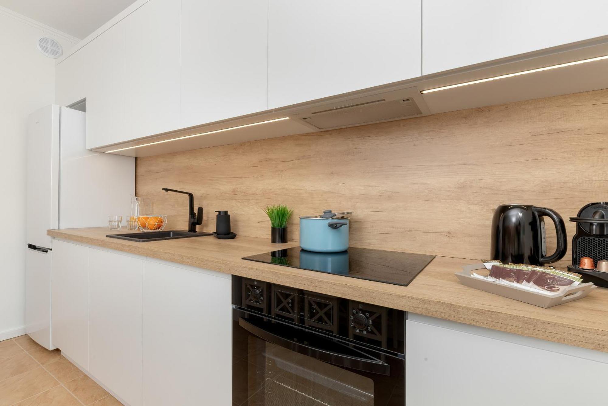 Two Bedroom In With Desk For Remote Work And Bathtub By Renters Lejlighed Gdańsk